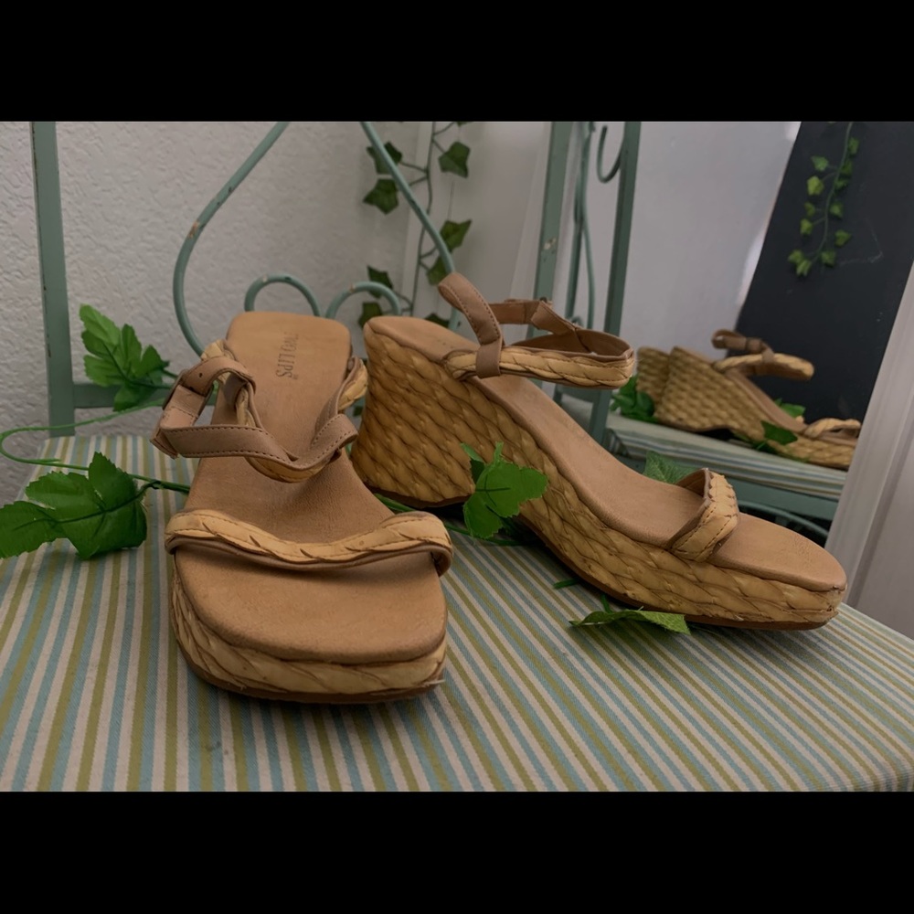 Two Lips Natural Wedges